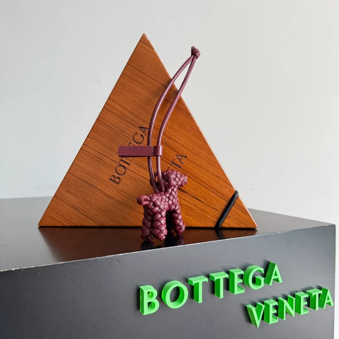 Batch 540 BOTTEGA VENETA2025 new puppy-shaped pendant braided puppy is now online😎The leather braided puppy-shaped pendant can be hung on any handbag, and it is as cute, delicate and colorful as it matches with a bag. Cute and cute, it will touch your heart at any time. It can be hung on bags or keychains. Who can resist such a cute puppy💓 Style number: 807068